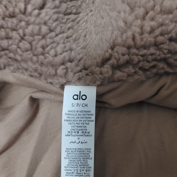 ALO Yoga Foxy Sherpa Bomber Jacket NWT in Chai Latre - Picture 6 of 8